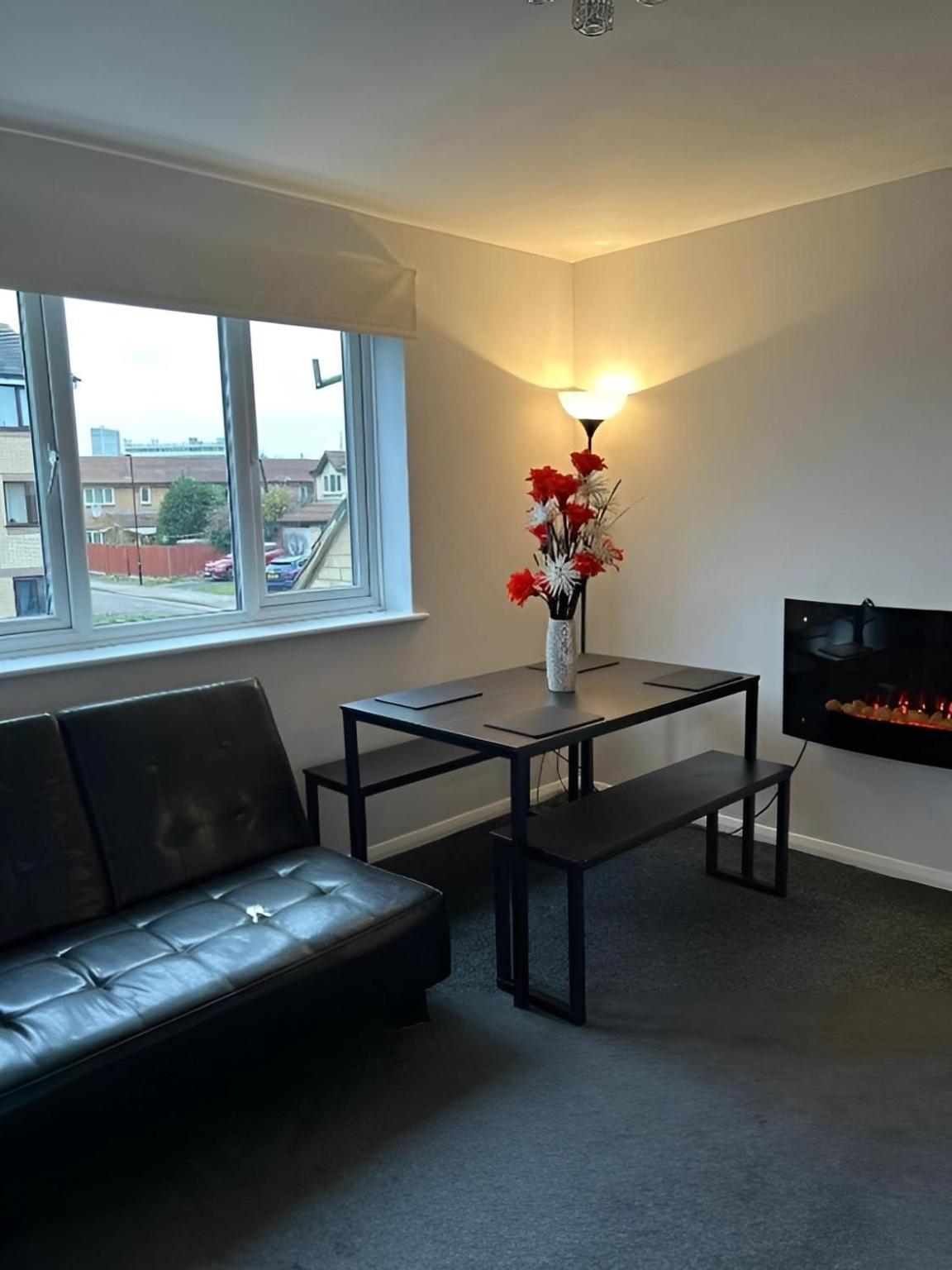 Sleek & Stylish - E15 Apartment With Parking 伦敦 外观 照片