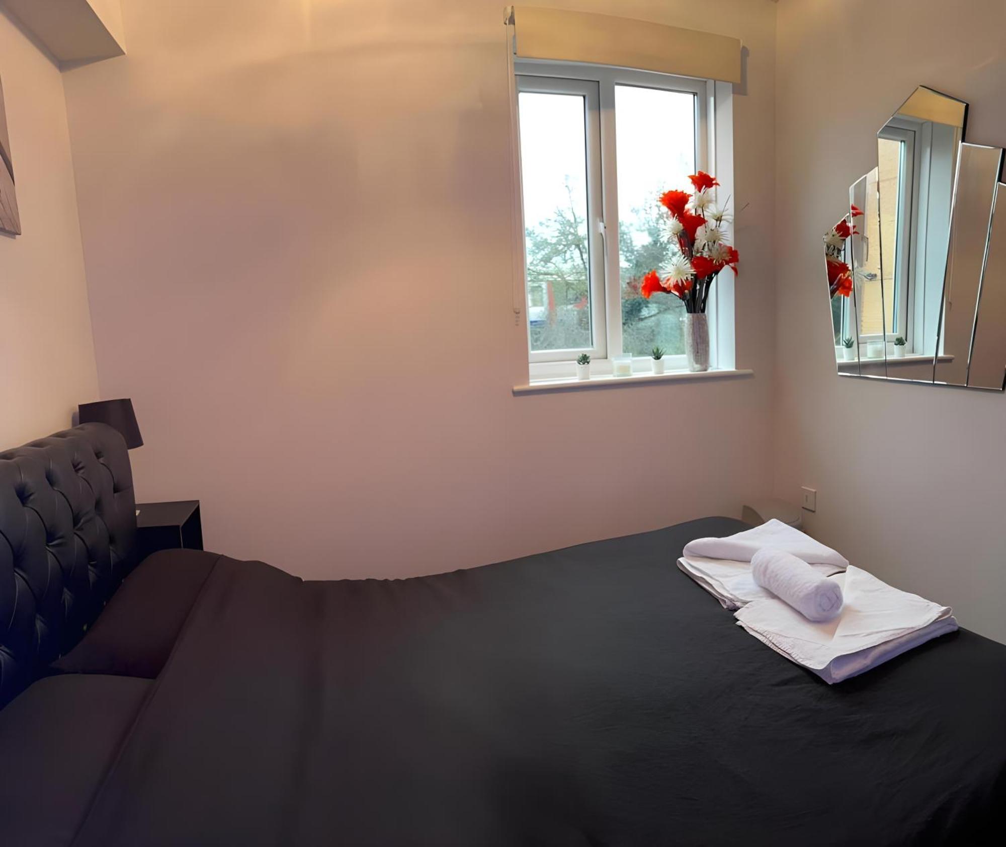 Sleek & Stylish - E15 Apartment With Parking 伦敦 外观 照片