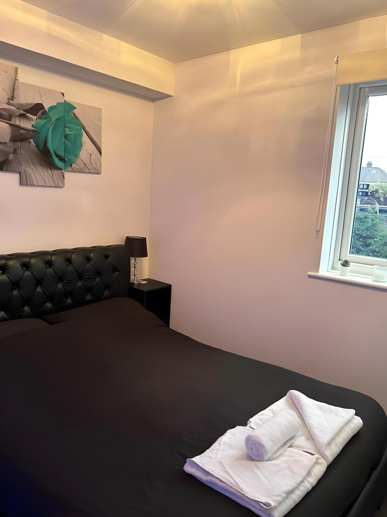 Sleek & Stylish - E15 Apartment With Parking 伦敦 外观 照片