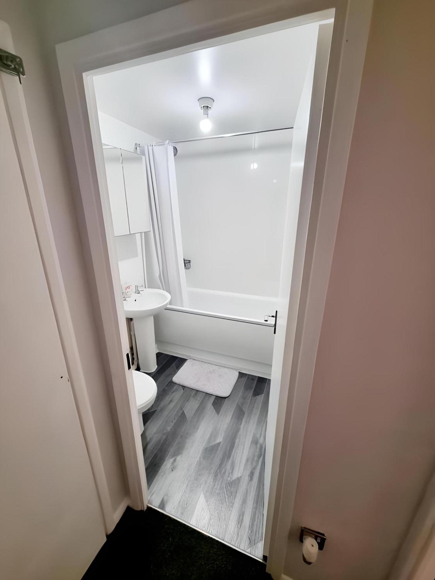 Sleek & Stylish - E15 Apartment With Parking 伦敦 外观 照片